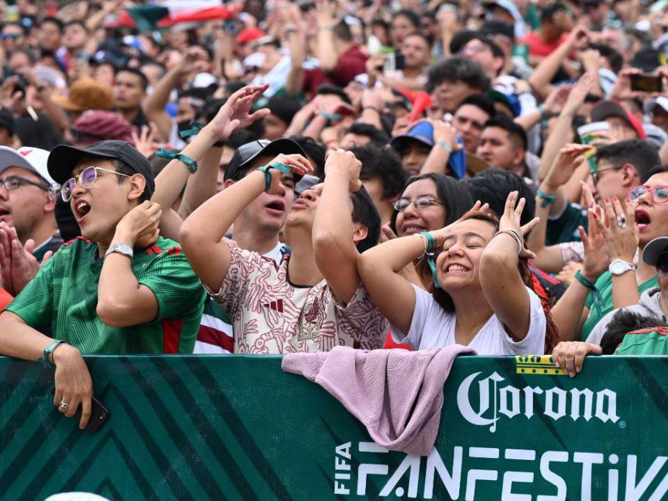 Los jugadores y aficionados mexicanos rompieron en llanto tras la eliminación del Mundial de Qatar 2022, luego de no alcanzar los puntos necesarios para entrar a octavos de final. Aquí algunas de las emotivas fotos.