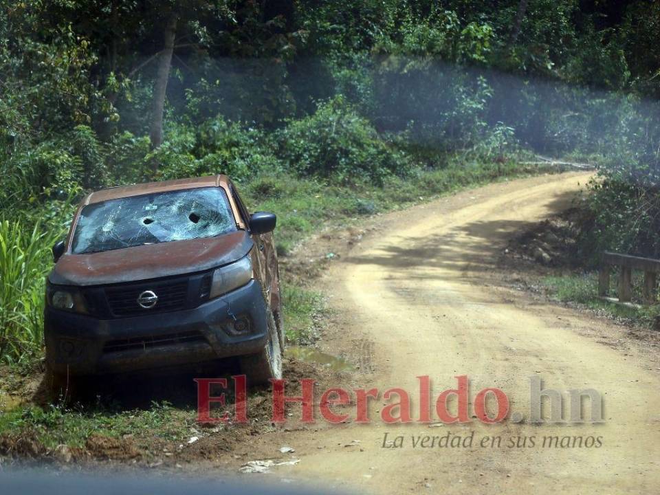 En este vehículo fueron víctimas de un atentado dos personas. Moradores dijeron que murieron padre e hijo.