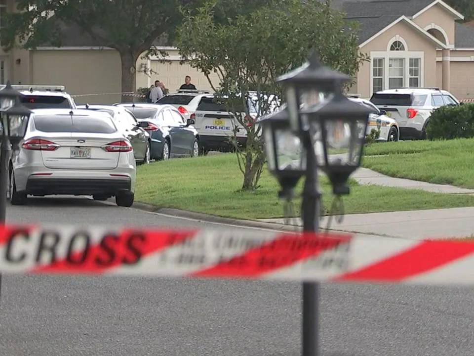 El lamentable suceso ocurrió en una casa en esta población de Florida, donde un niño de 9 años tuvo acceso a un arma de fuego y, de manera involuntaria, disparó al menor de 6 años en la cabeza.