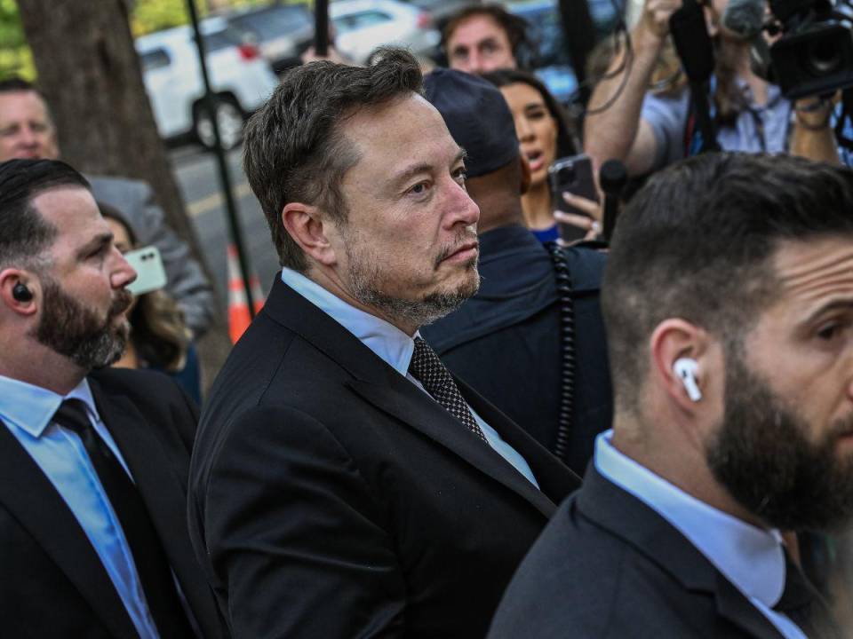 Elon Musk elogió a Lukasz Krupski por apagar un incendio en una planta Tesla, pero ahora están en lados opuestos.