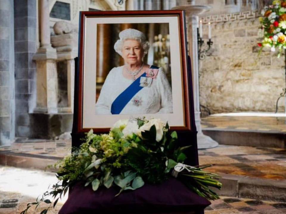 Un año después de la muerte de su madre la reina Isabel II y su llegada al trono, el rey Carlos III la homenajeó en una pequeña iglesia y los disparos cañones resonaron en todo el Reino Unido. “Recordamos con gran afecto su larga vida, su devoto servicio y todo lo que significó para tantos de nosotros”, dijo Carlos III en un mensaje grabado para el aniversario, agradeciendo también el apoyo en su primer año como monarca. A continuación las imágenes que dejó el homenaje a Isabel II.