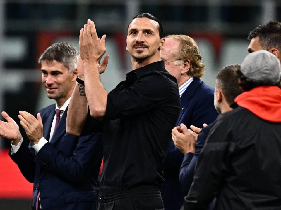 El delantero sueco del AC Milan, Zlatan Ibrahimovic, saluda al público durante una ceremonia de despedida.