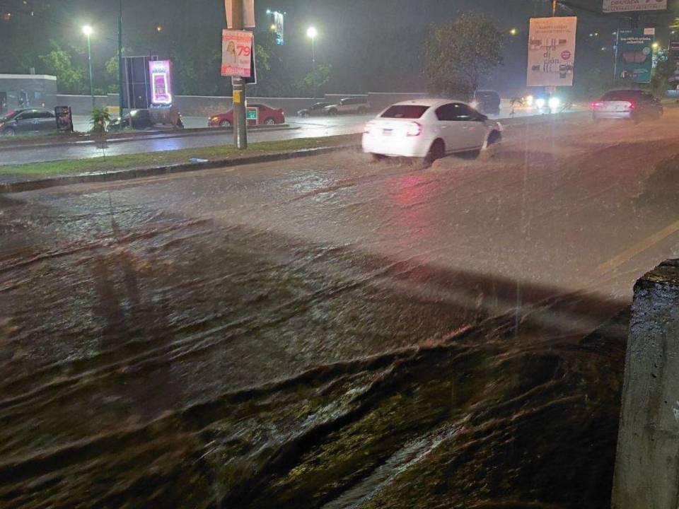 Esta fotografía, tomada el 12 de octubre de 2025, muestra una calle inundada del bulevar Fuerzas Armadas de la capital hondureña.