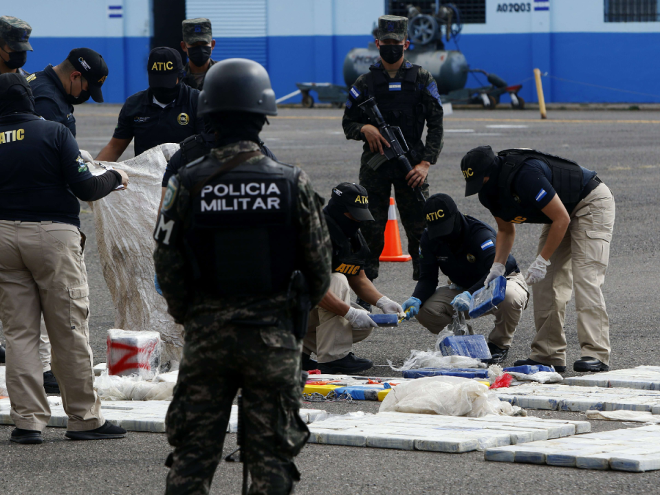 Entre 2014 y marzo de 2023, las autoridades decomisaron 54,776 kilos de cocaína a nivel nacional. Debido a esto, Estado Unidos incluyó a Honduras en la lista negra de países que sirven de tránsito y que también son productores de droga.