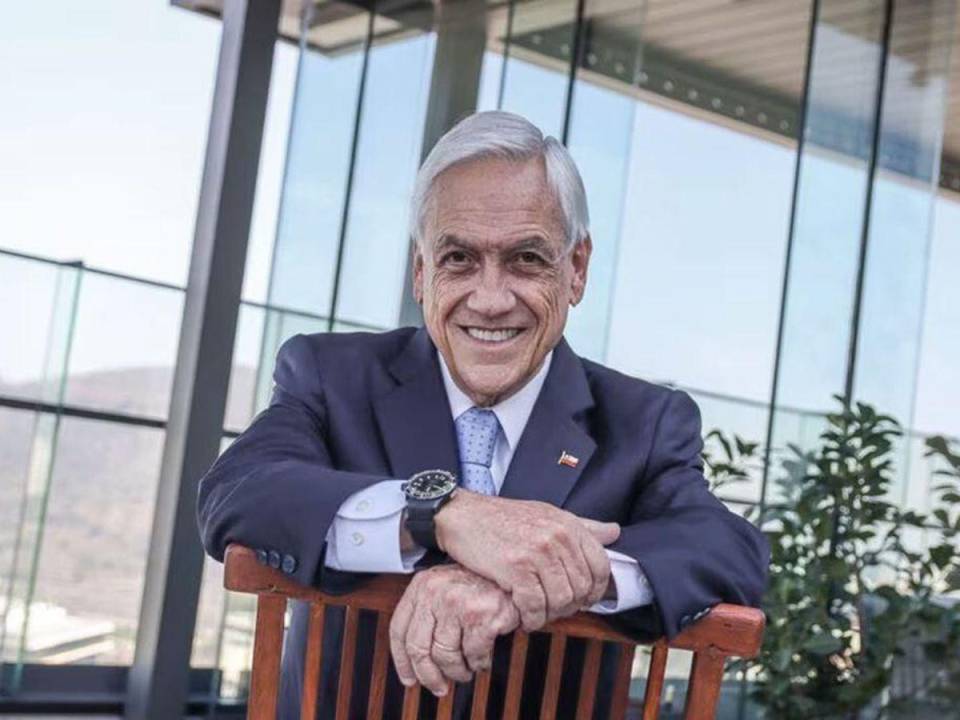 Sebastián Piñera falleció este día -6 de febrero- en un accidente de helicóptero ocurrido en la región de Los Ríos, al sur del país. Piñera, de 74 años de edad, dejó un legado como doctor en Economía, empresario y político independiente.