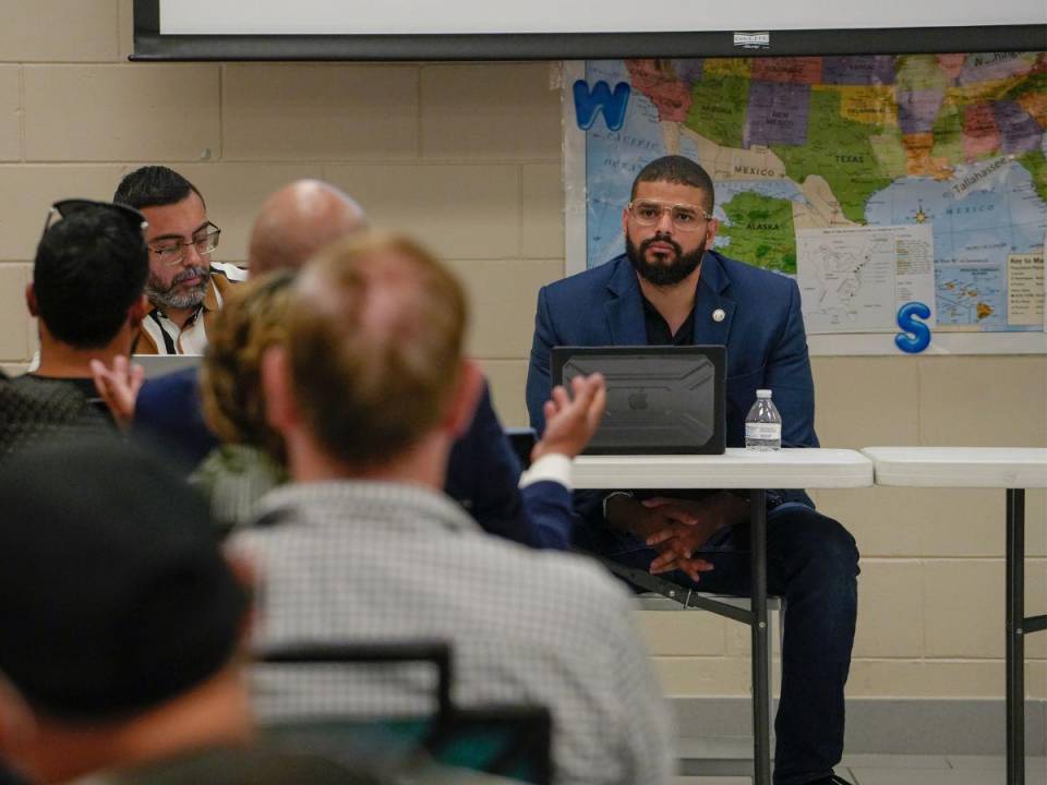 Pedro Matos, abogado, escucha una pregunta durante una sesión informativa sobre inmigración en el Centro Comunitario Hope en Apopka, Florida, el 16 de junio de 2023.