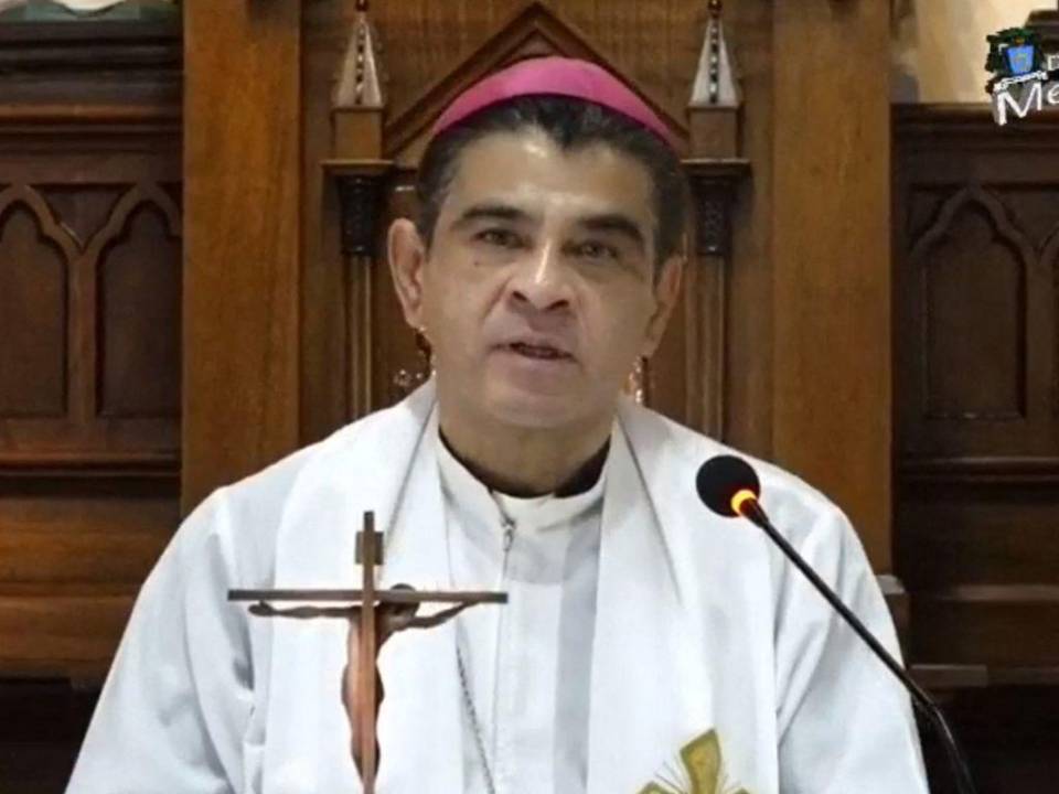 En esta captura de pantalla obtenida de una transmisión en vivo de la página de Facebook de la Diócesis de Matagalpa, Monseñor Rolando Álvarez habla durante una misa.