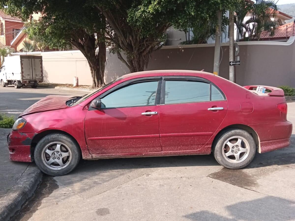 El vehículo con placa H DE 3551 quedó abandonado en una calle, tras colisionar en una de las aceras.