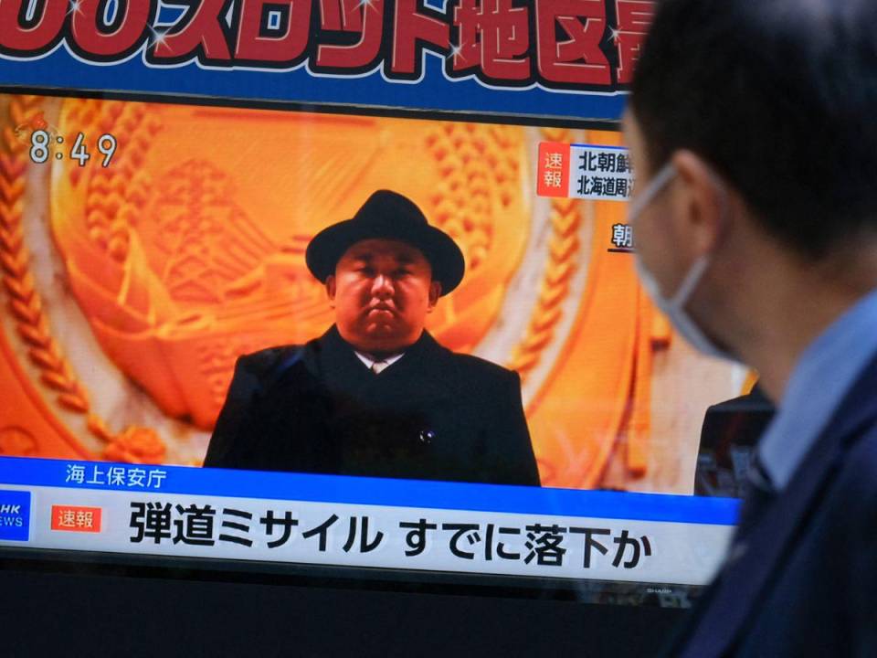 Un hombre mira la televisión callejera transmitiendo noticias de última hora sobre el lanzamiento de un misil norcoreano en Tokio el 13 de abril de 2023.
