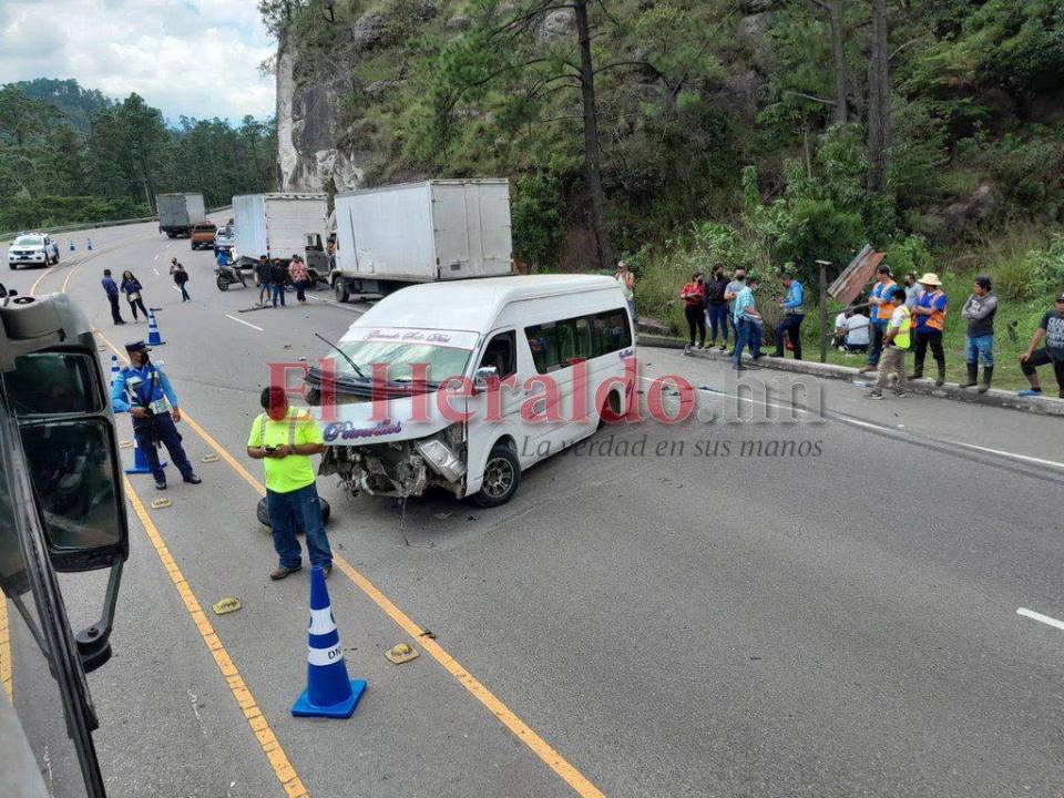 Dos mujeres y un hombre perdieron la vida en el kilómetro 100 de la carretera CA-5, a la altura de la cuesta de La Virgen en Siguatepeque, departamento de Comayagua.