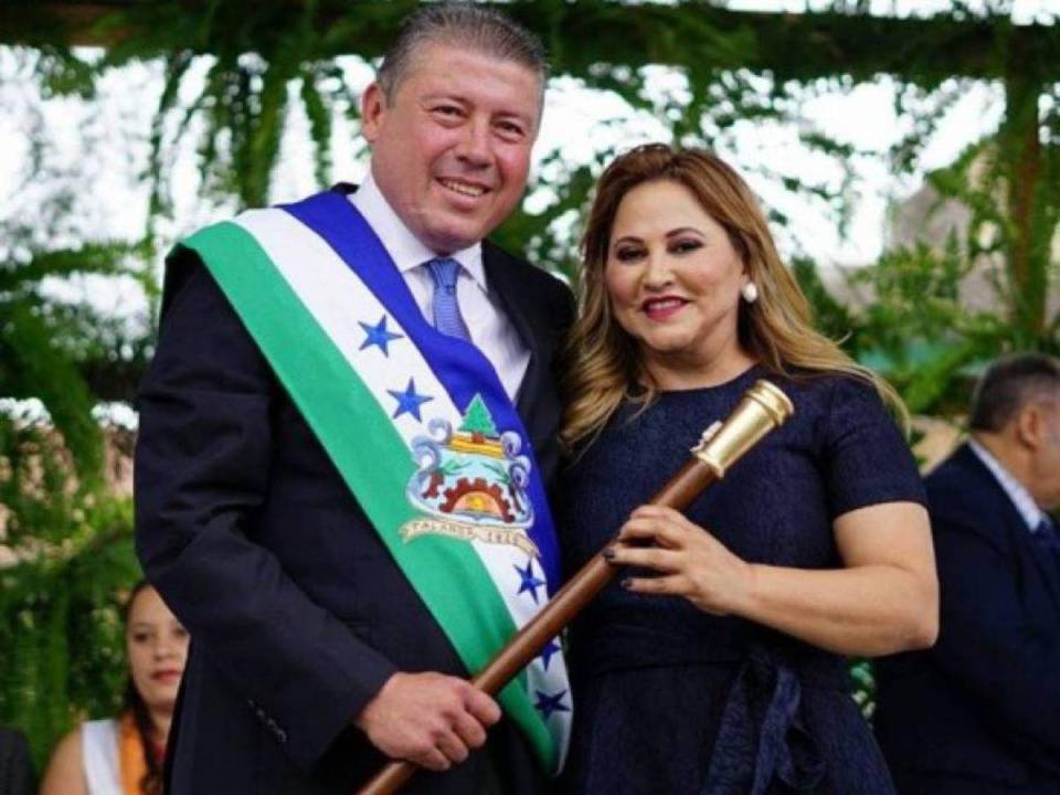 Roosevelt Avilez junto a su esposa cuando asumió el cargo de alcalde del municipio de Talanga, en Francisco Morazán.