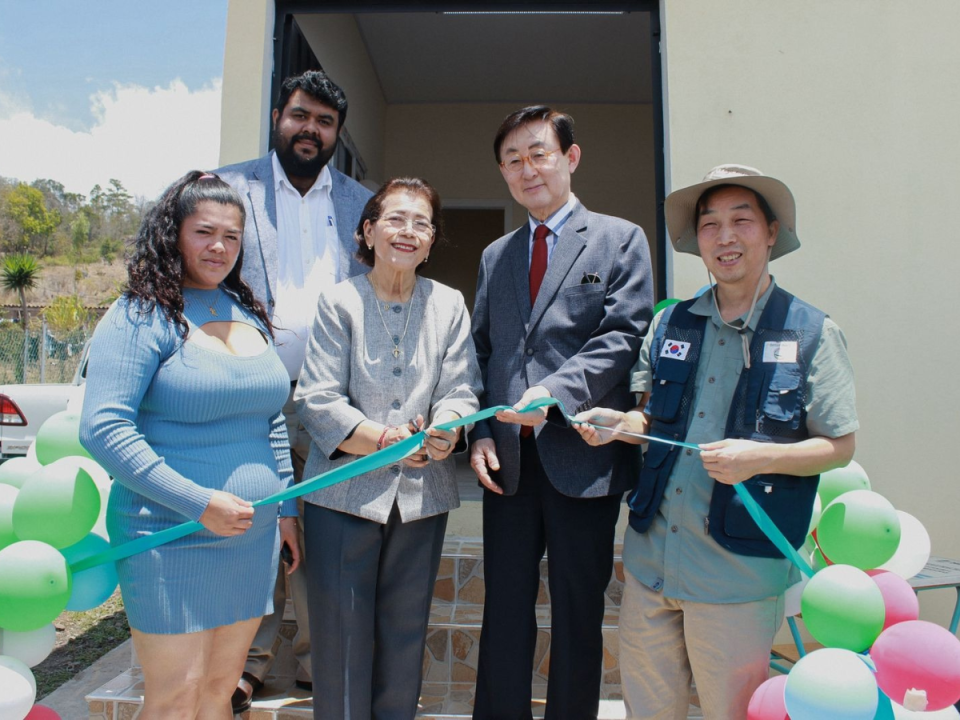 Delegados de la Sesal, el director de la Metropolitana de Salud, la Fundación Better World y la Embajada de Corea del Sur inauguraron la UAPS en La Sabana, Lepaterique.