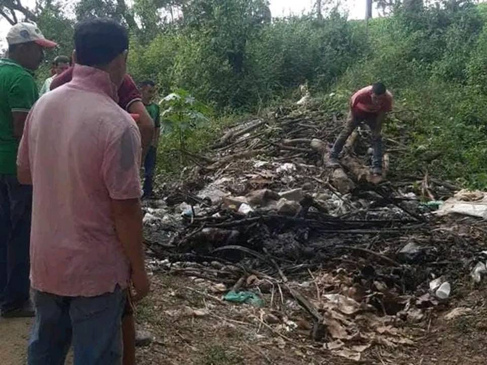 El lugar donde fue encontrado el cuerpo tenía señales de haber ardido en fuego; sin embargo, se lograba apreciar que al cadáver le habían cercenado la cabeza y brazo.