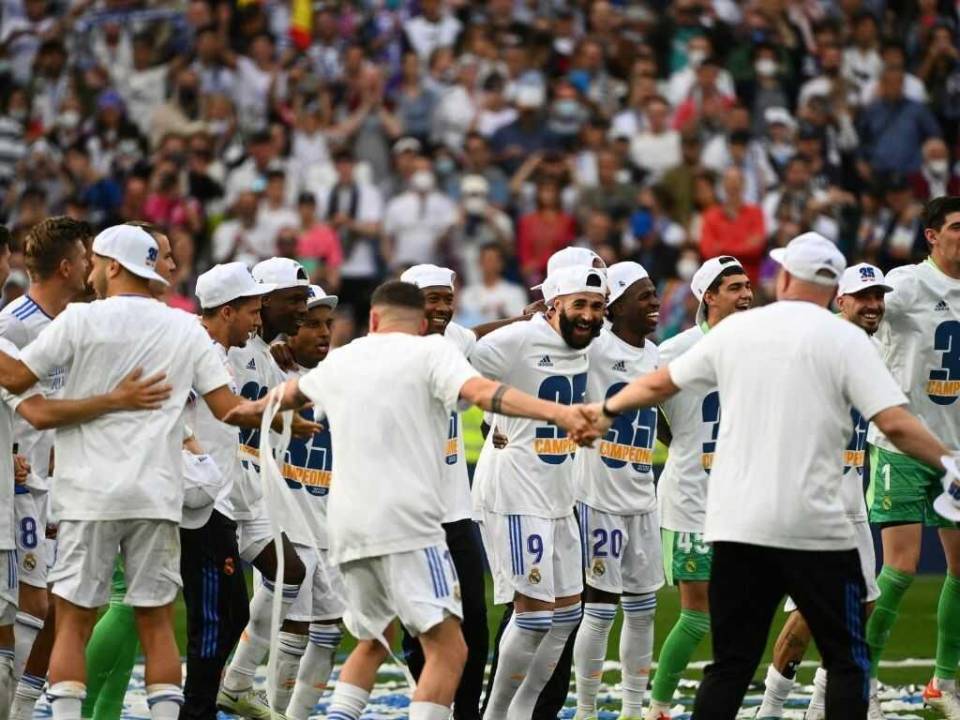 Los jugadores del Real Madrid celebran al final del partido de fútbol de la Liga española entre el Real Madrid CF y el RCD Espanyol en el estadio Santiago Bernabéu de Madrid.