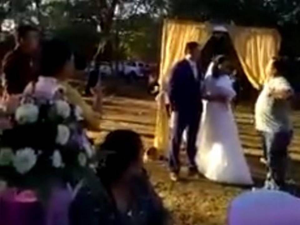Padre irrumpe en boda porque novio también se iba a casar con su hija este mes