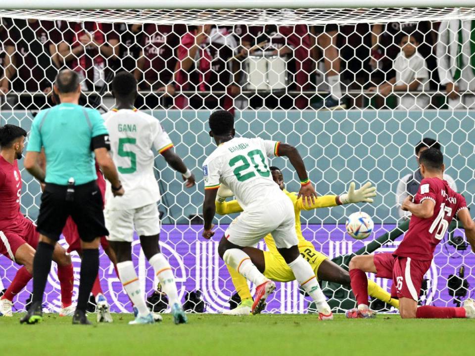Senegal optó por mover la pelota de lado a lado buscando los huecos en una selección catarí bien colocada en su campo, pero a la que le costaba salir.