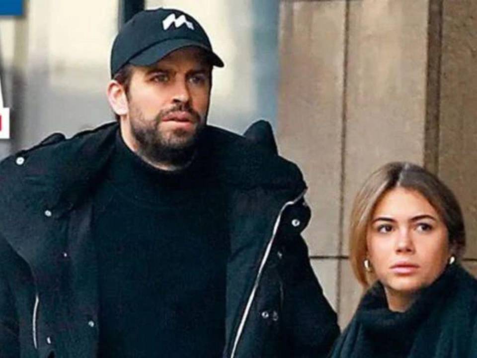 Gerard Piqué y Clara Chía Martí previó a tomar un vuelo en el aeropuerto de Barcelona.