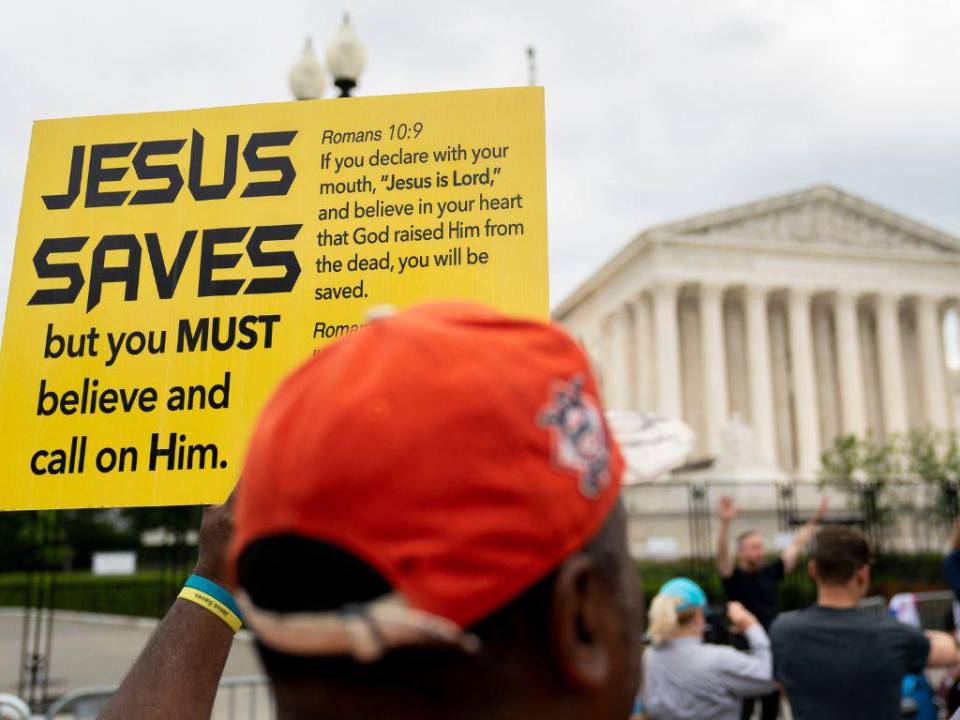 Una persona sostiene un rótulo que dice “Jesús Salva” frente a la Corte Suprema de Justicia de Estados Unidos.