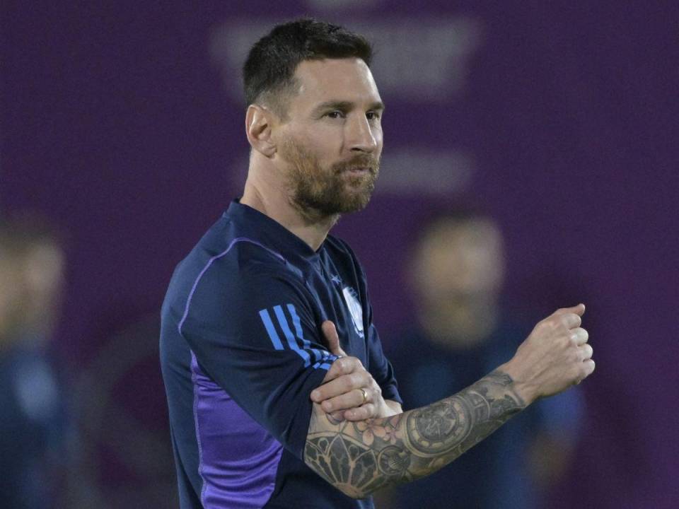 El delantero argentino #10 Lionel Messi participa en una sesión de entrenamiento en el sitio de entrenamiento de la Universidad de Qatar en Doha el 25 de noviembre de 2022, en la víspera del partido de fútbol de la Copa Mundial Qatar 2022 entre Argentina y México.