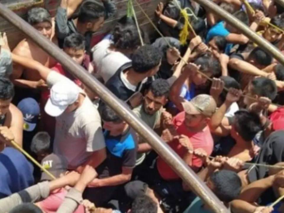 Bajo el sol y amontonados viajaban los 107 migrantes por Veracruz.