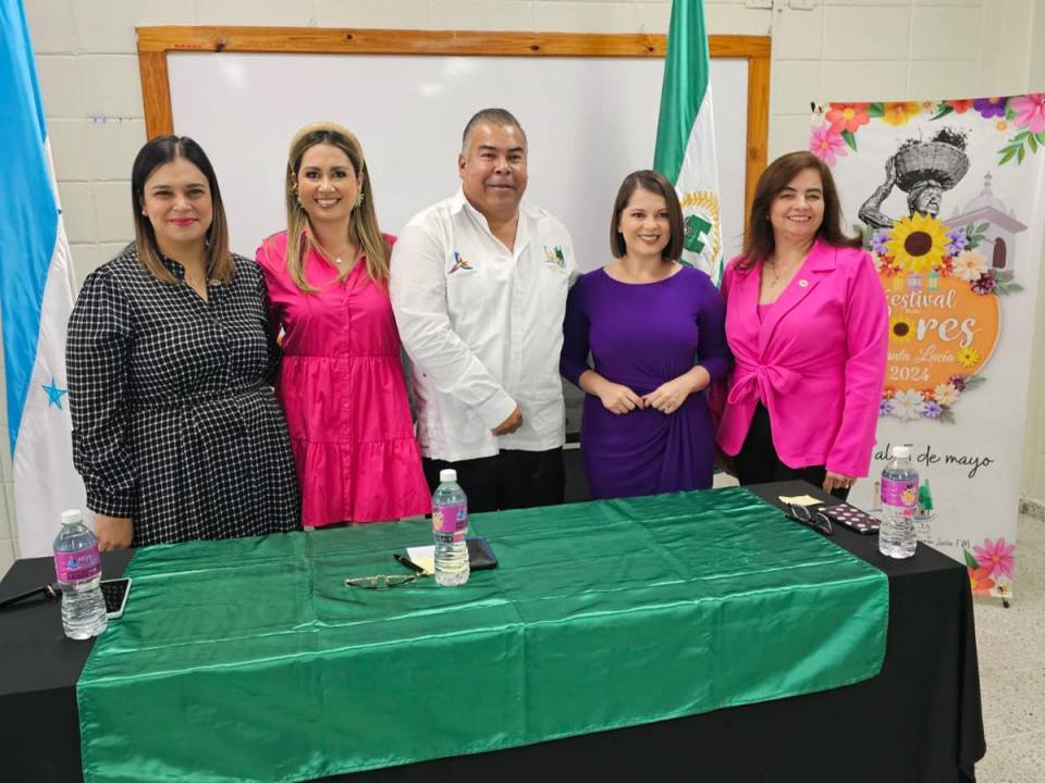 Autoridades de la Universidad Tecnológica de Honduras (UTH) en compañía del alcalde del municipio de Santa Lucía presentes en el lanzamiento de esta campaña.