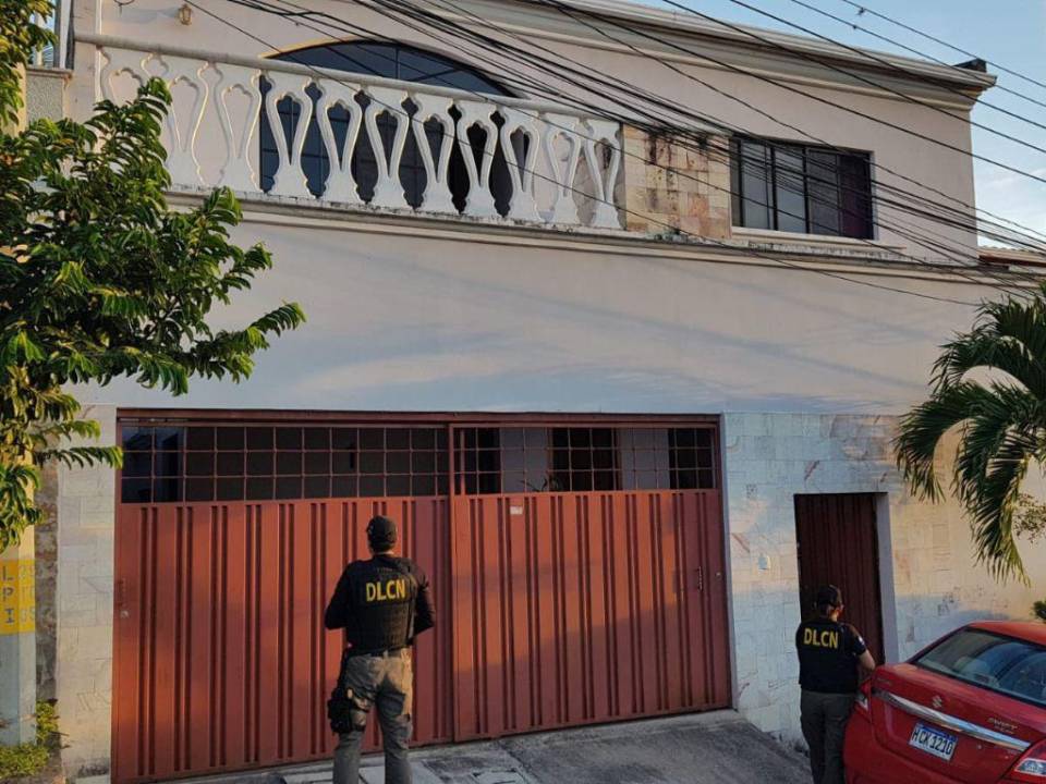 Una lujosa casa de dos pisos, ubicada en la residencial Las Cascadas, fue resguardada por agentes de Dirección de Lucha Contra el Narcotráfico (DLCN).