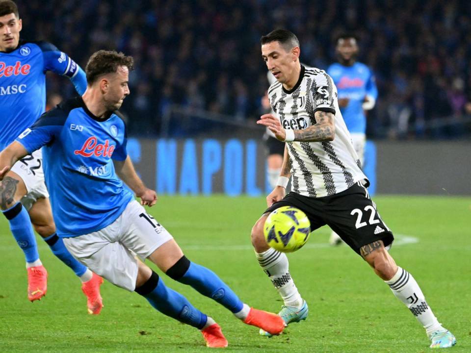 Ángel Di María encara a la defensa del Napoli durante un juego de la Serie A italiana.