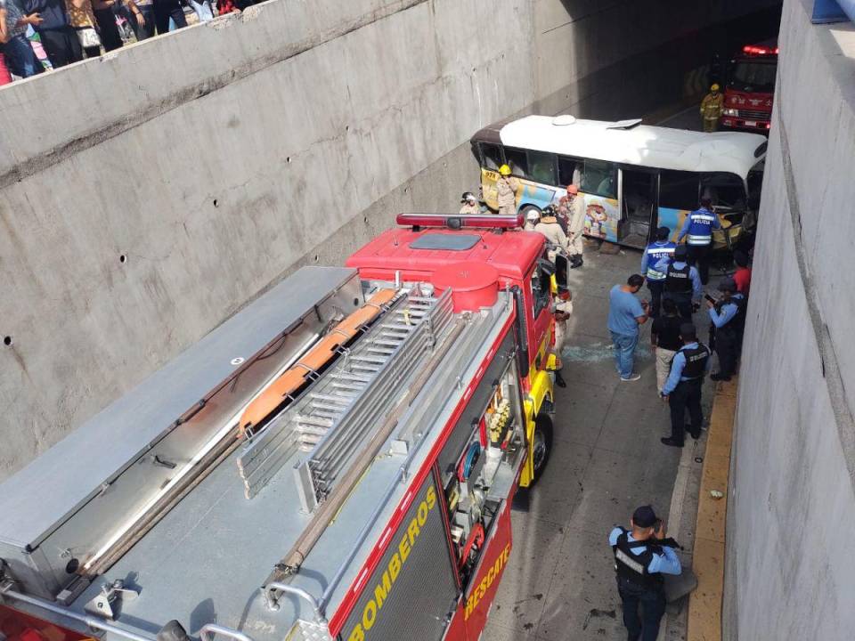 El autobús cayó en la parte baja del puente y provocó la muerte de una persona.
