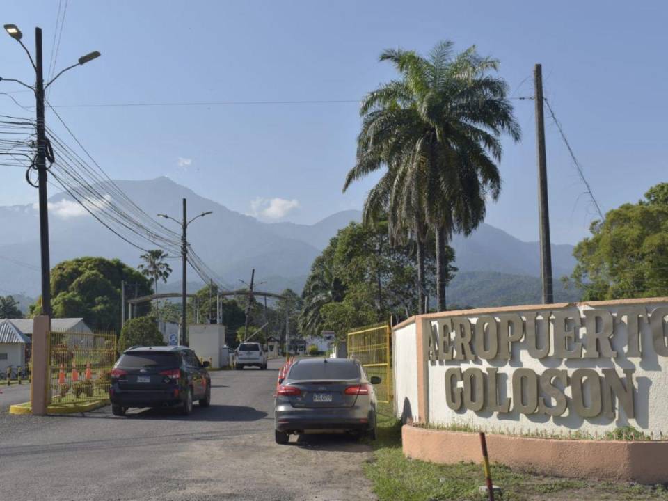 La entrada al aeropuerto amaneció despejada, poniendo fin a una lucha constante por parte de los empleados.