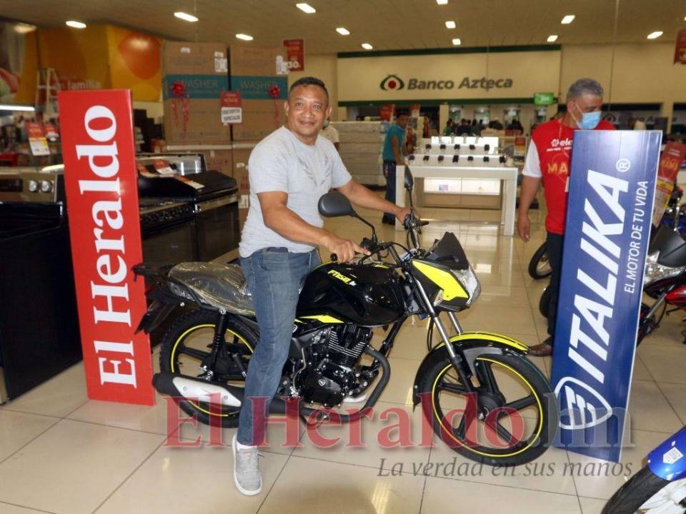 Wilmer Laínez Romero se mostró feliz tras subir en su nueva motocicleta que ganó en los premios diarios con Italika y EL HERALDO.