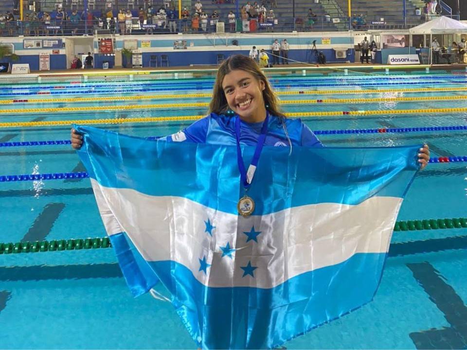 La joven sampedrana portó orgullosa la Bandera Nacional de Honduras al recibir la presea.