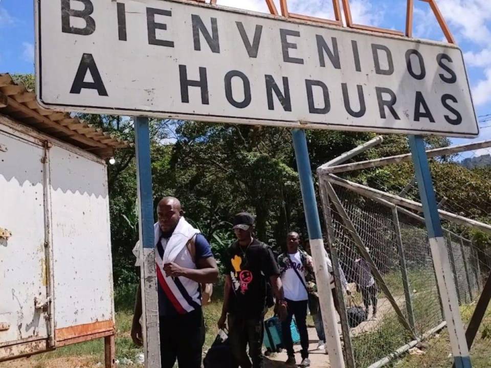 En su paso por Honduras, miles de migrantes extranjeros aguardan semanas enteras por un salvoconducto que les permita avanzar en su camino hacia Estados Unidos.