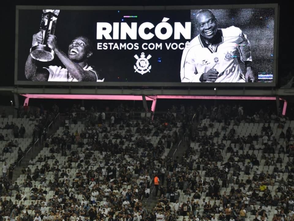 Una pantalla proyecta una imagen del ex mediocampista colombiano Freddy Rincón leyendo “Rincón Estamos Contigo” durante el partido de ida de la fase de grupos de la Copa Libertadores entre el Corinthians de Brasil y el Deportivo Cali de Colombia en el Corintios Arena en Sao Paulo, Brasil, el 13 de abril.