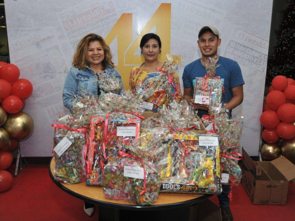 Eliana Durand y Rosa Barrios, representantes de las Damas Peruanas, entregaron 23 regalos a la sección Metro de EL HERALDO.