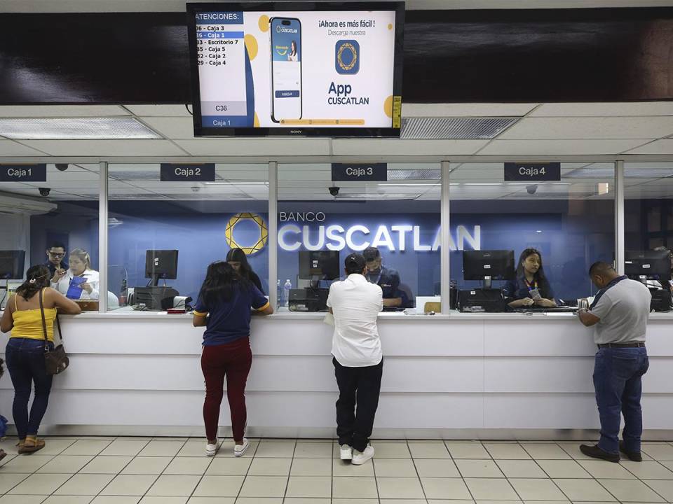 <i>Banco Cuscatlán se posiciona en el mercado financiero, como una de las instituciones con mayor solidez y prestigio de la región.</i>
