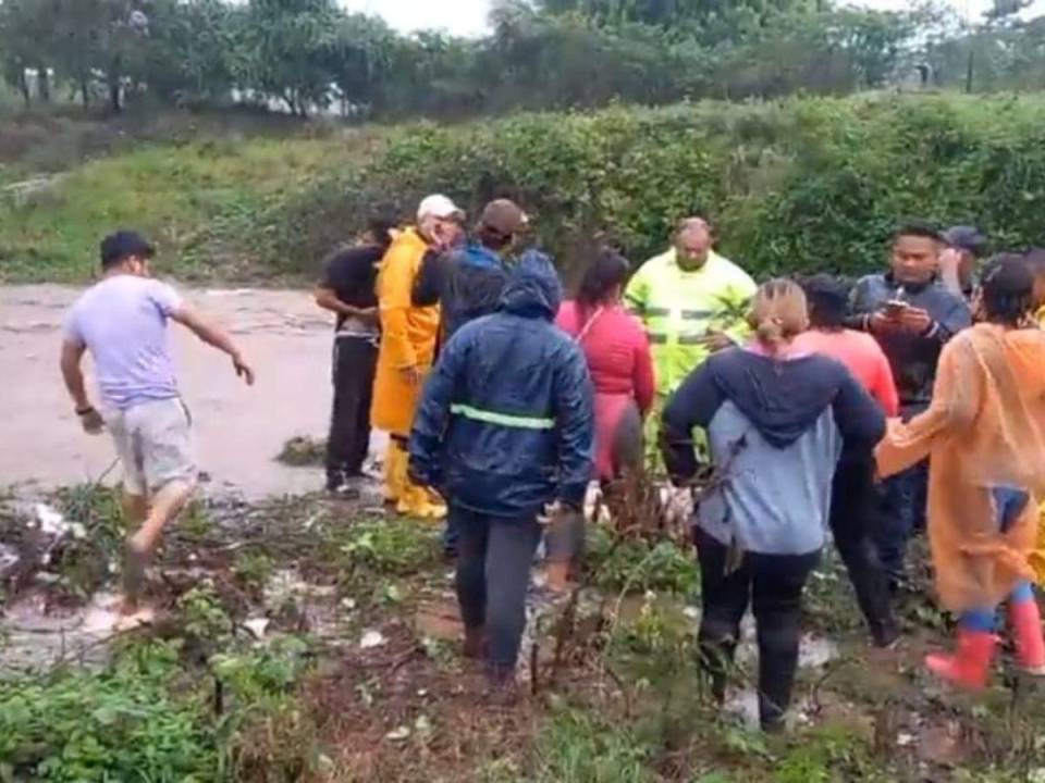 Momento en que personal de socorro lograba rescatar el cuerpo de Kensy Daney Ayala (14).