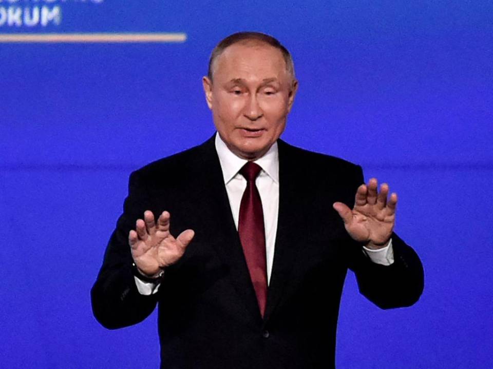 Su cara aparece hinchada y sus movimientos que parecen a veces tensos generan especulaciones sobre el estado de salud de Putin.
