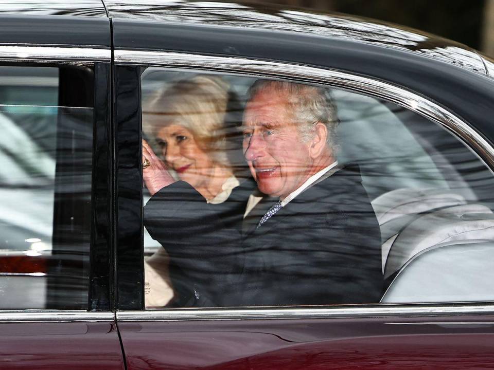 Carlos y Camila saliendo de Clarence House.