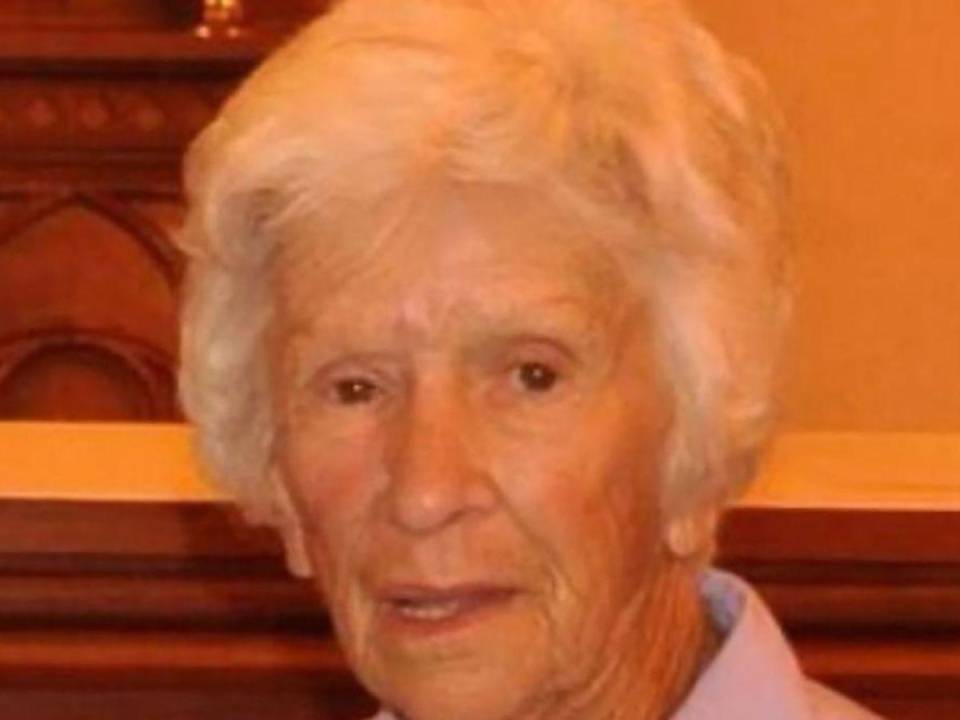 La mujer de 95 años se llamaba Clare Nowland, quien por negarse a soltar un cuchillo recibió dos descargas de pistola taser.
