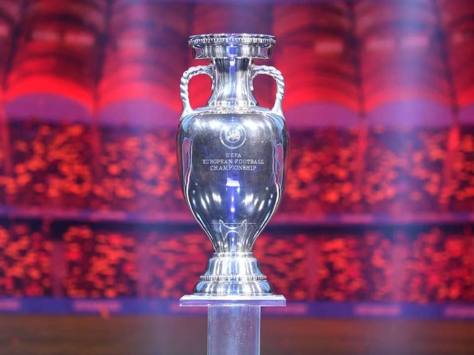 El trofeo que se llevará la selección campeona de la edición 2024 de la Eurocopa.