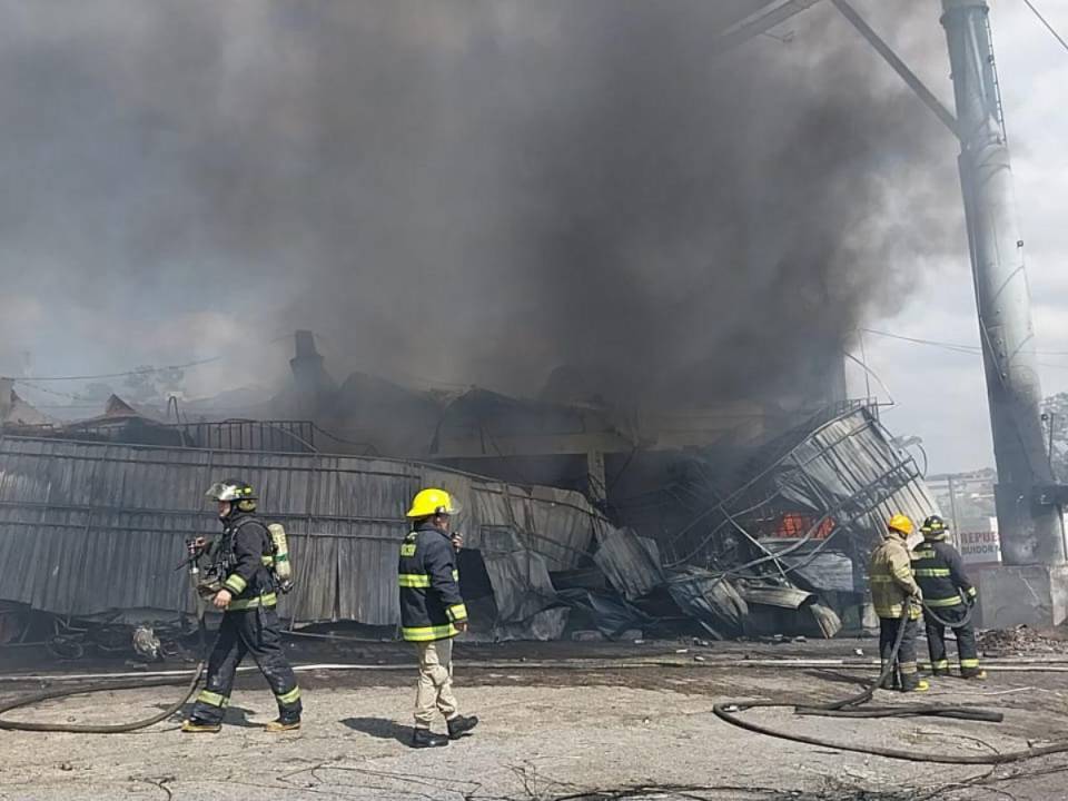 Un voraz incendio consumió un negocio dedicado a la distribución de llantas y bicicletas en el bulevar Comunidad Económica Europea, colonia La Pradera, en las cercanías de Camosa y el aeropuerto de Toncontín, en la capital hondureña.