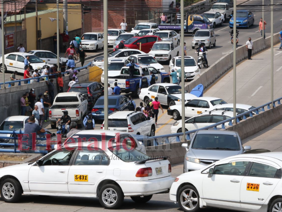 Paralizado se mantiene el tráfico vehicular a inmediaciones de la colonia 21 de Octubre, en la capital hondureña.