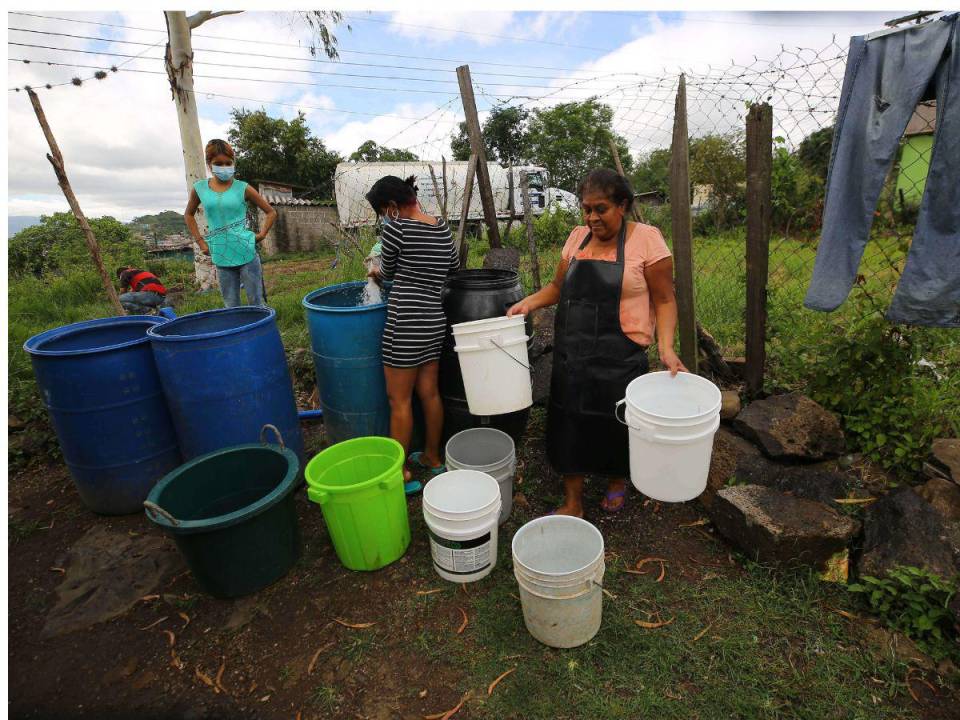 En las colonias marginales, las personas compran el agua a un alto costo. El barril oscila entre 40 a 45 lempiras, según la colonia.