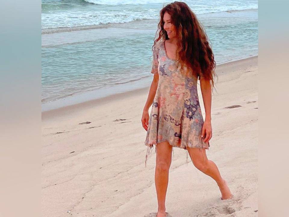 Thalía inclusó fue a la playa y bailó y caminó como su famoso personaje de Marimar.