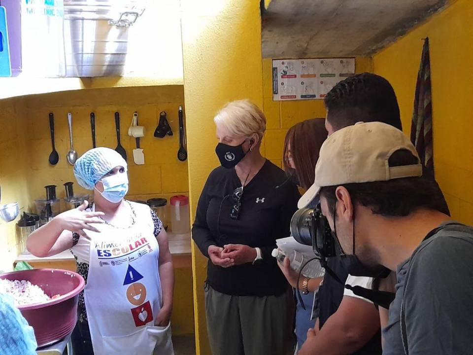La embajadora de Estados Unidos ante los organismos de las Naciones Unidas para la Alimentación y la Agricultura en Roma, Cindy McCain, durante su visita a la comunidad de Plan del Jocote, en Chiquimula.