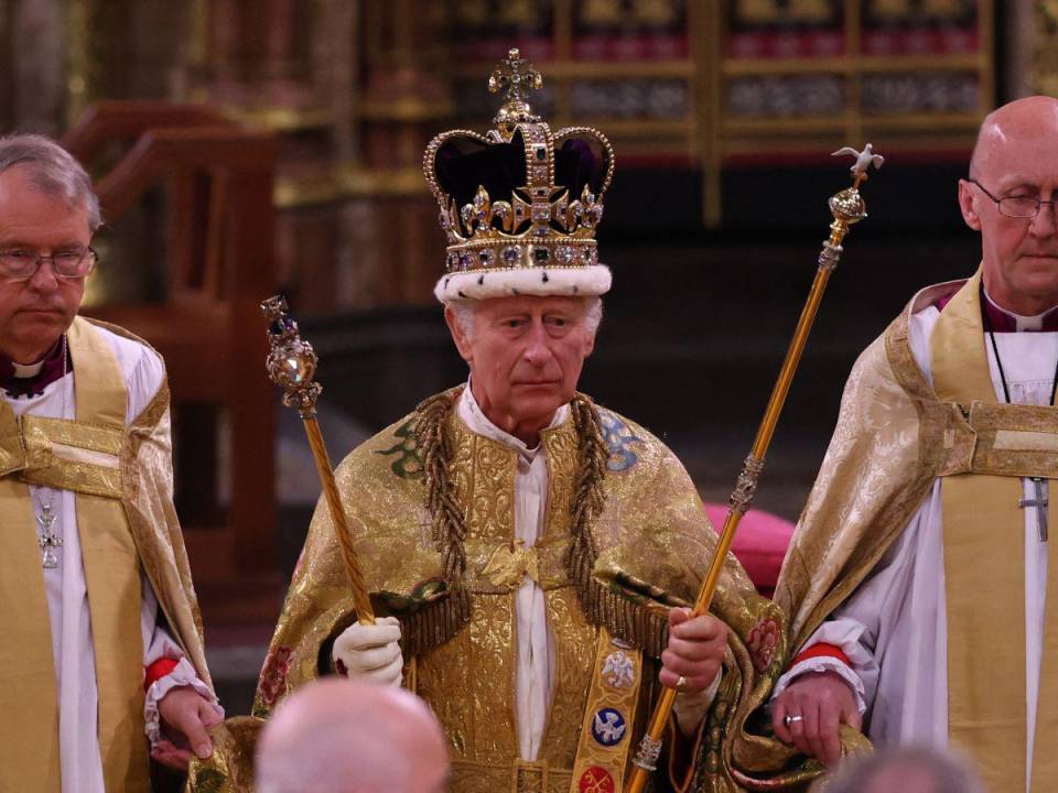 Carlos es investido como nuevo rey de Inglaterra, tras 70 años de espera.