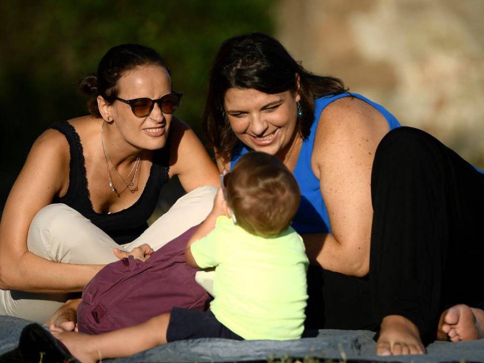 Eleonora (L) y Alessia pasan un momento íntimo con su hijo Tommaso en el parque Parco degli Acquedotti en Roma el 16 de septiembre de 2022.