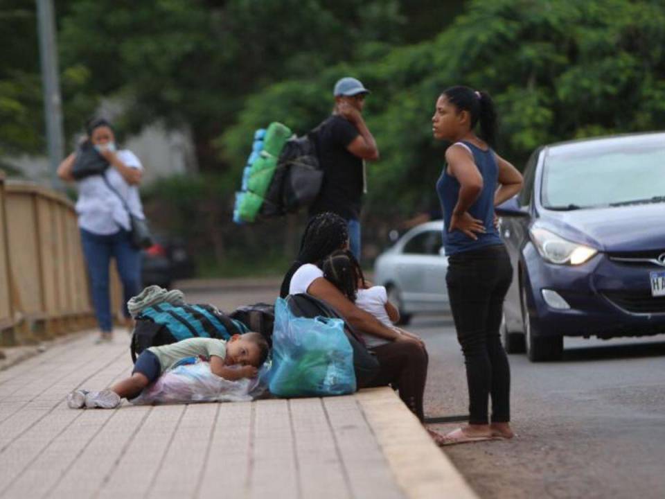 En las calles de Comayagüela ya no es extraño observar extranjeros que solicitan ayuda mientras hacen una pausa en su ruta.
