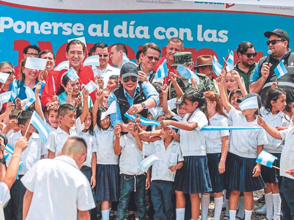 La presidenta Xiomara Castro inauguró la reparación del centro educativo Miguel Hidalgo, al que asisten más de 300 alumnos.