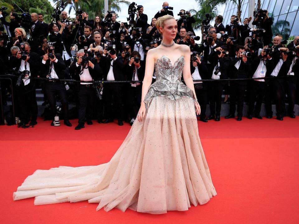 La actriz estadounidense Elle Fanning llega para la ceremonia de apertura y la proyección de la película Jeanne du Barry durante la 76ª edición del Festival de Cine de Cannes.